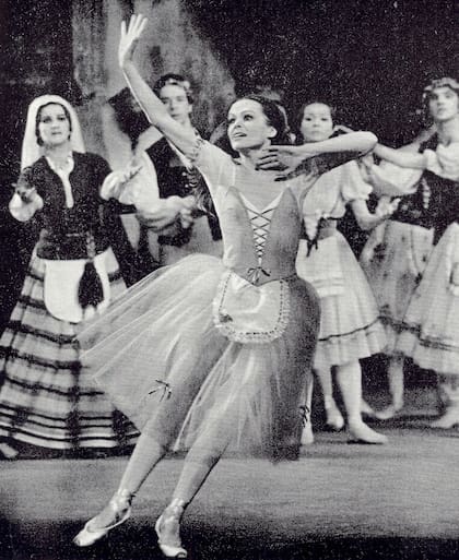 Irina Kolpakova en la escena de locura que desencadena el fatídico final del primer acto de "Giselle”, en el Teatro Mariinsky