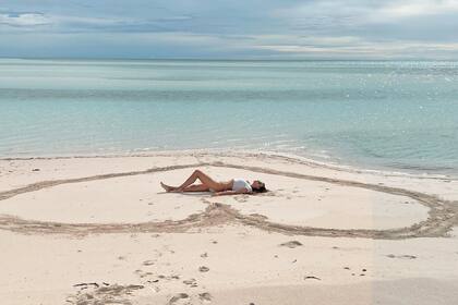Irina Shayk posó acostada dentro de un enorme corazón dibujado en la arena.