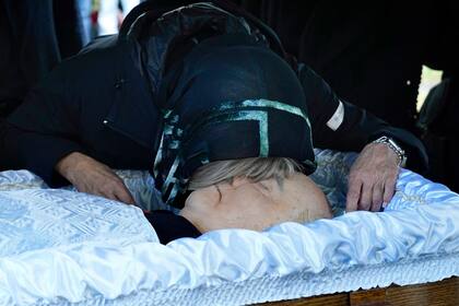 Irina Virganskaya, la hija de Mijail Gorbachov, se inclina sobre el cuerpo de su padre en su funeral en Moscú