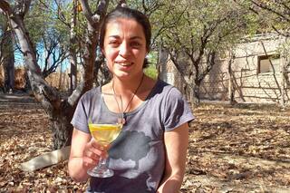 Volvió a su pueblo natal y elabora con su hermana un vermú artesanal de hierbas que hace furor en San Juan