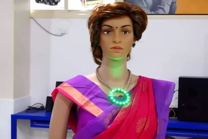 Iris, la robot docente que dicta clases en un colegio de India