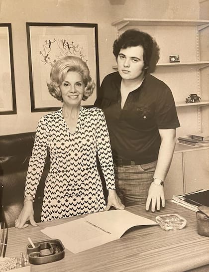 Iris Láinez con un joven Carlos Rottemberg de 19 años