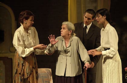 Iris Láinez en Los árboles mueren de pie, en el Teatro Colón de Mar del Plata