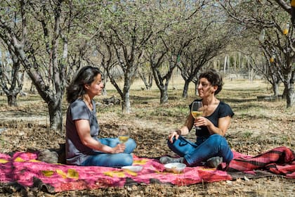 Iris Vega en la finca con su amiga Romi Gutiérrez, artista textil y fotógrafa.
