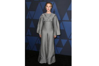 Saoirse Ronan con un mono en blanco y negro de Emilia Wickstead