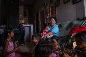 Irma Palmar, de 52 años, cuida a sus siete nietos en su casa de Maracaibo, Venezuela. (Marian Carrasquero NYT)
