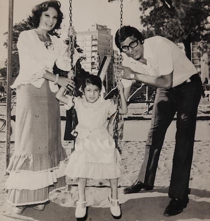 Irma Roy junto a su hija y a su segundo marido, el periodista Osvaldo Papaleo