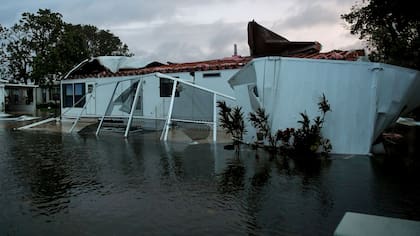 Algunas viviendas de Florida sufren graves daños por el efecto de los huracanes en esa región