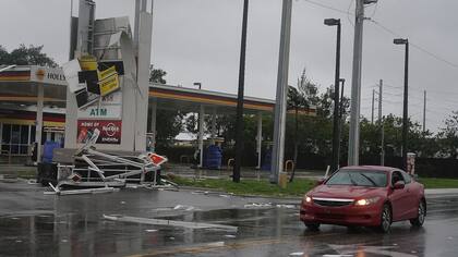 En Lauderdale un estación de servicio sufrió graves daños en su estructura