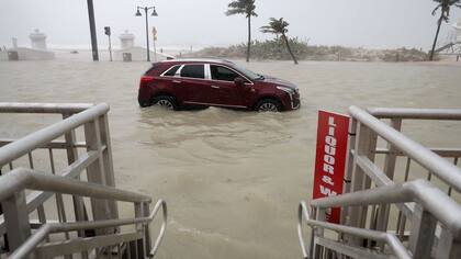 Un auto abandonado en medio de la tormenta en Fort Lauderdale