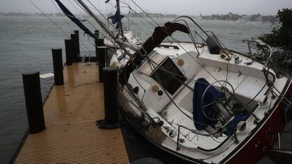 Un velero encallado contra un muelle