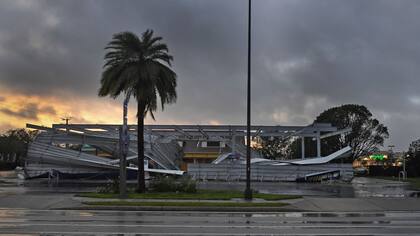 En una estación de servicio se volaron todos los techos de su playa de carga y estacionamiento