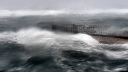 La playa de Boynton es golpeada por grandes olas