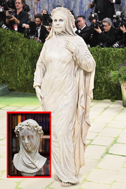 Irreconocible, Heidi Klum se convirtió en
una escultura con vida propia. Con látex, el maquillador Mike Marino trabajó emulando La vestal velada, una escultura que el italiano Raffaele Monti realizó en mármol en 1847