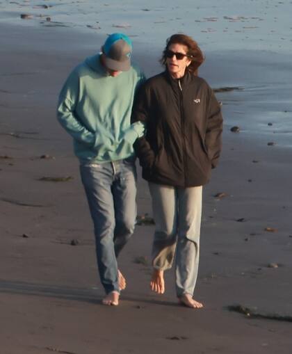 Irreconocibles. Cindy Crawford y su marido, Rande Gerber, fueron descubiertos dando un paseo por la playa de Malibú. Abrigados, pero descalzos y sin maquillaje, la pareja está despidiendo el año a puro relax