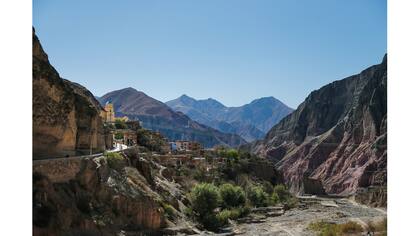 Iruya fue fundado oficialmente en 1753. En la actualidad ocupa ambas margenes del Rio Colanzuli y se comunica mediante un puente peatonal colgante, en Iruya, Provincia de Salta