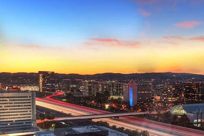 Irvine se ubica a unos 65 kilómetros al sur de Los Ángeles, en el condado de Orange