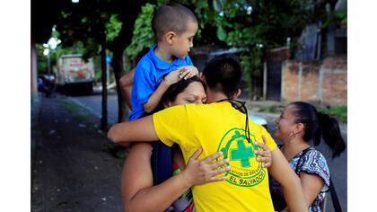 Irving Altamirano abraza a su madre, Claudia, cuando lo visita en la base Comandos