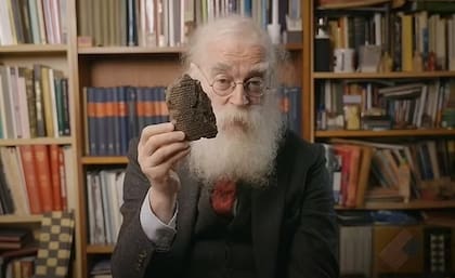 Irving Finkel experto en escritura cuneiforme y analista del Museo Británico, con la tabla en su mano