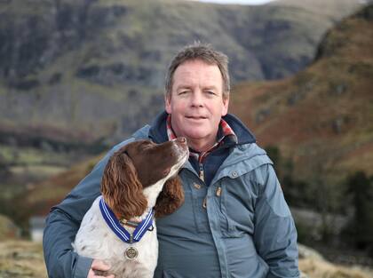 Irving junto a Max el día en que fue galardonado por la distinción británica Foto: Facebook Max Out in the Lake District