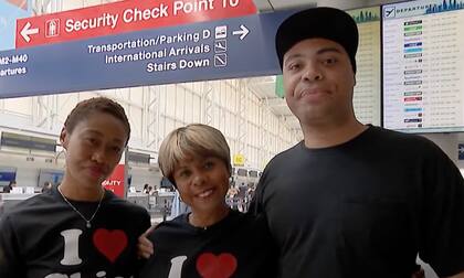 Irving junto a sus dos hijos, Barbie y Zachary, en el aeropuerto