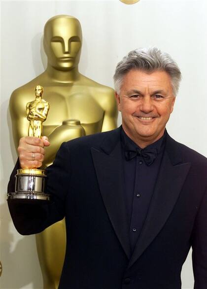 Irving recibe en el año 2000 el premio Oscar al mejor guión por Las reglas de la vida