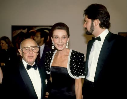 Irving 'Swifty' Lazar, Audrey Hepburn y su hijo, Sean Hepburn Ferrer, en 1987. (Getty Images)