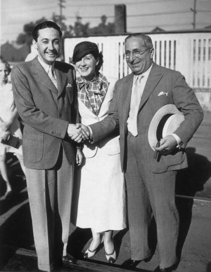 Irving Thalberg, el "chico maravilla" y Louis B. Mayer, responsables de los estudios MGM, en 1932, junto a la esposa de Thalberg, la actriz Norma Shearer, en 1932
