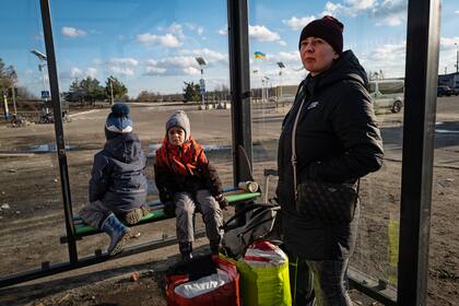 Iryna Kolontai esperó el domingo con sus hijos, Dinid, 4, y Radion, 6, en una estación de autobuses en Stanytsia Luhanska.