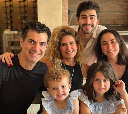 Isa posa con su familia: su marido Juan Manuel, sus hijas Belita y Julia (con vestidos iguales) y los herederos del primer matrimonio del ex gobernador, Mateo y Juana.