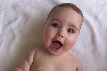 Otra forma muy clara de saber que un bebé ya se comunica intencionalmente es que empieza a señalar con el dedo o con la mano