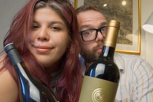 Desafían a los expertos con sus recomendaciones de vinos de supermercado y son furor en las redes
