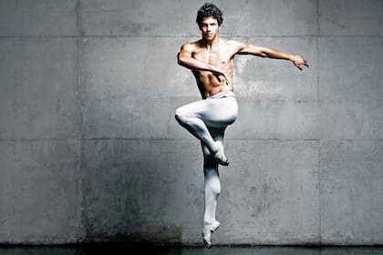 Hernández, de 31 años, salió de México a los 18 para iniciar en San Francisco Ballet una carrera internacional que continuó en Holanda e Inglaterra y lo llevó hasta los principales escenarios de todo el mundo. En 2018 obtuvo el Benois de la Danse como mejor bailarín. En julio regresará a California