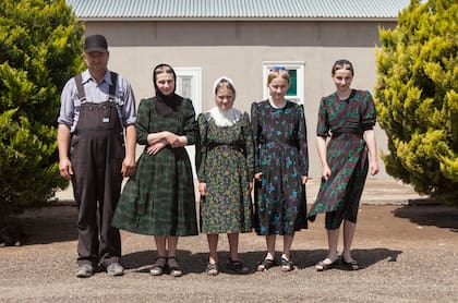 Isaac Fast, con su mujer y sus hijas.