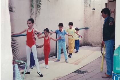 Clase de ballet en el patio de la casa de su infancia, en Guadalajara, con sus hermanos de compañeros y su padre como maestro