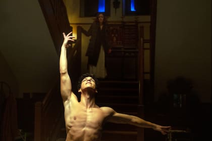El bailarín mexicano dio en los últimos años su paso a la actuación: protagonizó un film de Carlos Saura y la miniserie "Alguien tiene que morir" (foto), en Netflix