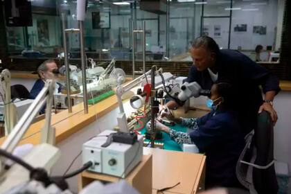 Isaac Levy junto a una de sus colaboradores que trabaja en el diseño de lo que se cree es el tapabocas más caro del mundo