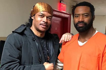 Isaac Wright Jr junto al actor Nicholas Pinnock que interpreta a Aaron Wallace en la serie de Netflix