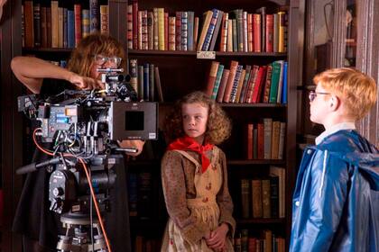Coixet operando la cámara durante el rodaje de La librería