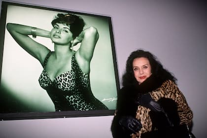 Una ya madura Isabel Sarli posa junto a una de sus fotografías más icónicas