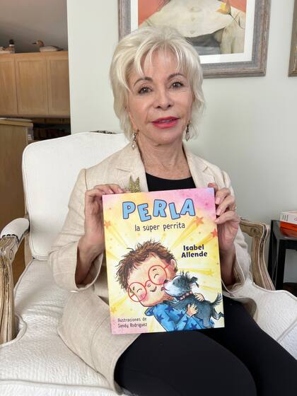 Isabel Allende presenta su nuevo libro infantil, titulado Perla, la súper perrita, que sale en junio en el mercado de habla hispana