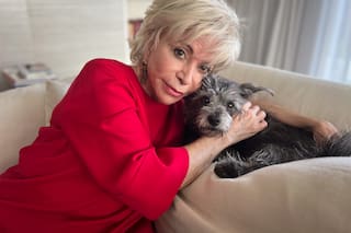 Maltrato, política y superpoderes, según la autora más vendida en Hispanoamérica