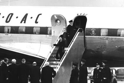 Isabel bajaba del avión que la llevó de vuelta al Reino Unido desde Kenia, el 7 de febrero de 1952, tras conocer la noticia de la muerte de su padre, el rey Jorge VI