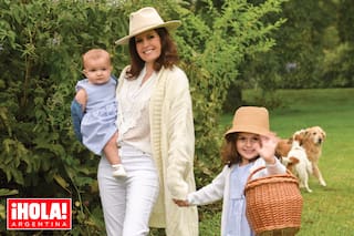 Isabel Macedo posa con sus dos hijas y habla de las críticas que le hicieron a su beba