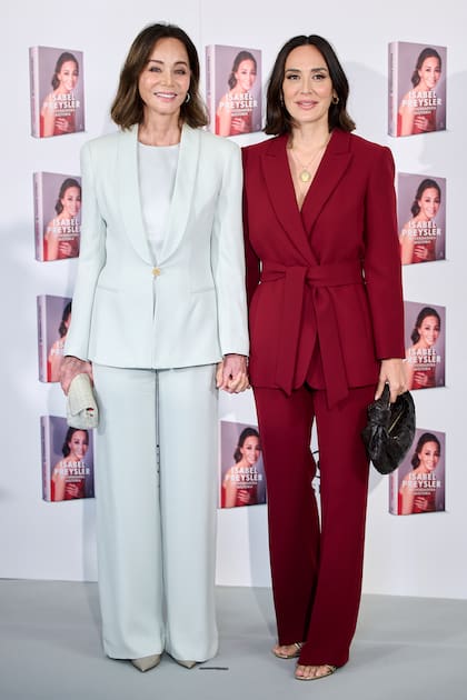 Isabel, de la mano de su hija Tamara Falcó, en la presentación de Mi verdadera historia, ayer, en el Hotel Mandarin Oriental Ritz de Madrid