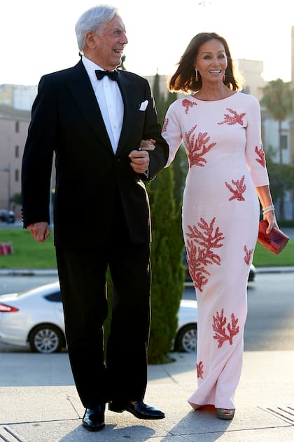 Isabel del brazo de Mario Vargas Llosa. Ella publica en su libro las cartas que el Nobel de Literatura le escribía y que prueban que, a diferencia de lo que asegura la familia del escritor peruano, él era feliz a su lado