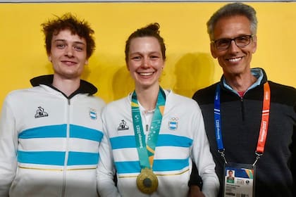 Isabel Di Tella junto con su hermano, Pascual, y su padre, Rafael