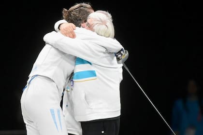 Isabel Di Tella y su emotivo abrazo con su entrenador, José Félix Domínguez, cuando alcanzó el oro en los Panamericanos Santiago 2023