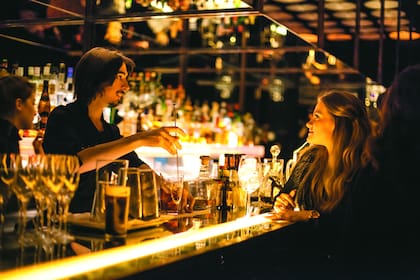 ISABEL. Dicen que un buen barman sabe escuchar, charlar y callar, dependiendo del humor de sus parroquianos. El cuidado de los insumos también es clave, según los responsables de este bar palermitano