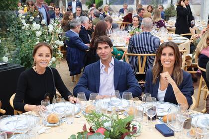Isabel, el torero Cayetano Rivera y Ana, sentados en la mesa principal.